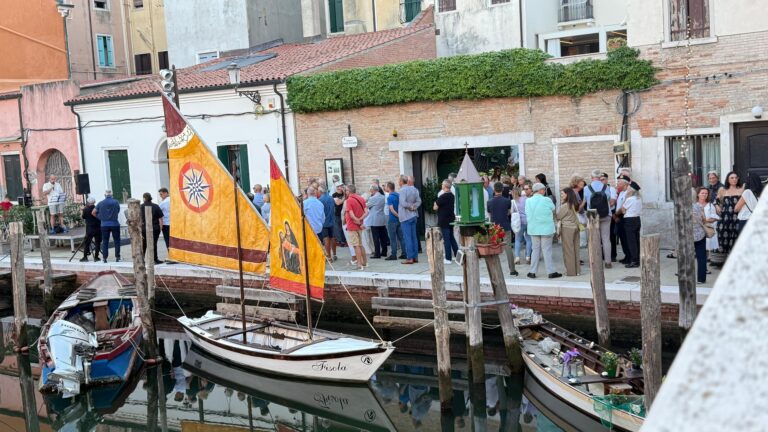 Chioggia rende omaggio a Carlo Goldoni: intitolata una piazzetta nel cuore del centro storico
